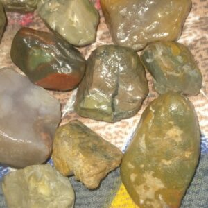 فروش سنگ رودخانه ای و قلوه رنگی و تک رنگ در طرح و رنگ مختلف