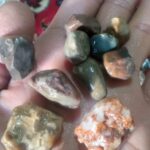 فروش سنگ رودخانه ای و قلوه رنگی و تک رنگ در طرح و رنگ مختلف