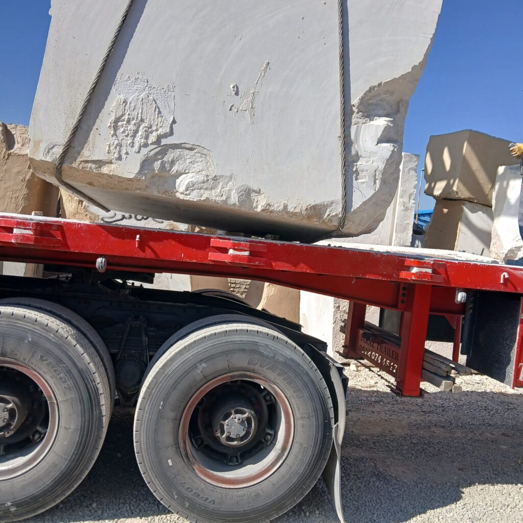 نیازمند تریلی سنگ کشور از معدن لایمستون حسن آباد به الیگودرز