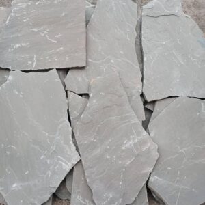 اجرای سنگ لاشه دیوار نما ویلا باغچه