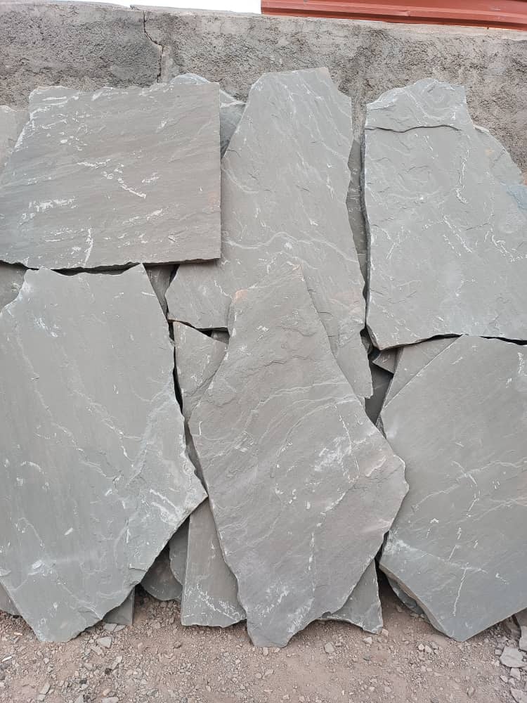 اجرای سنگ لاشه دیوار نما ویلا باغچه