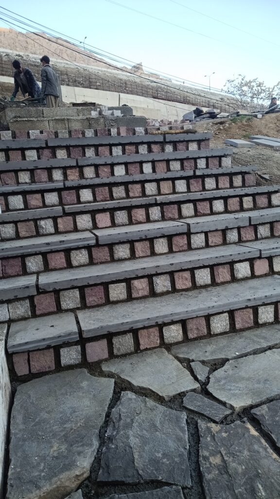 اجرای سنگ کوبیک برای محوطه سازی