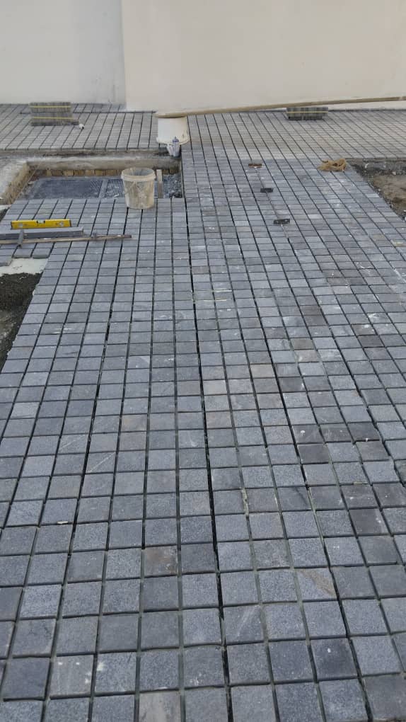 اجرای سنگ کوبیک برای محوطه سازی