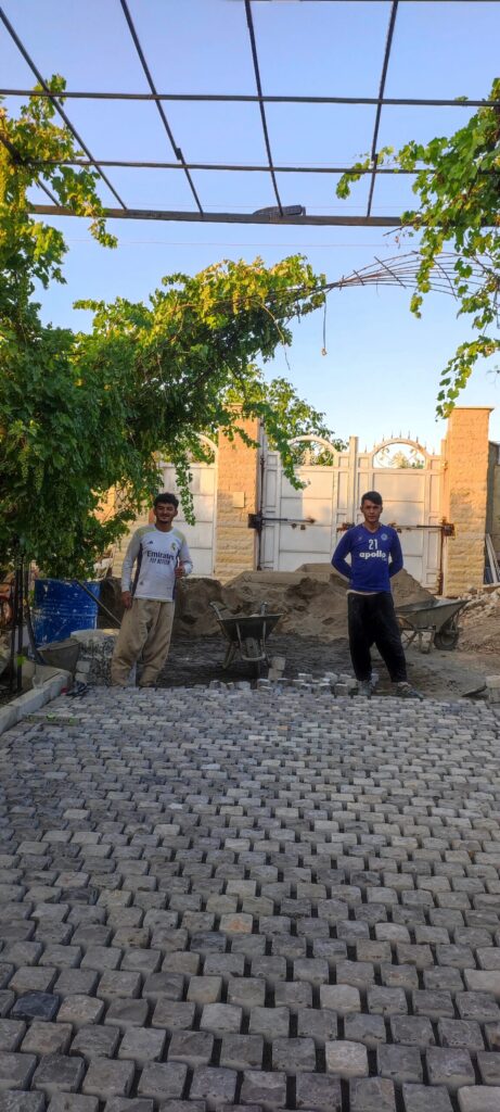 اجرای سنگ کوبیک برای محوطه سازی